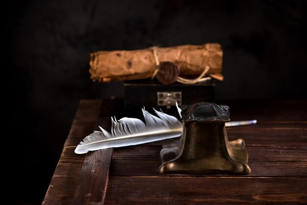 Antiguo bolígrafo Inkwell y papel viejo con un sello