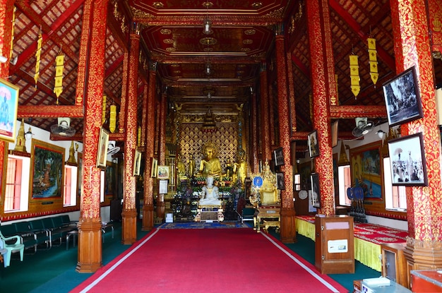 Antiguo budo en el antiguo ubosot de Wat Phra Singh o templo de Phra Sing para los viajeros tailandeses visitan respeto orando bendición deseo mito culto místico el 24 de febrero de 2015 en Chiang Rai Tailandia