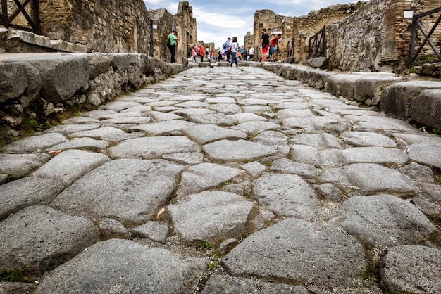 El antiguo camino de piedra en Pompeya