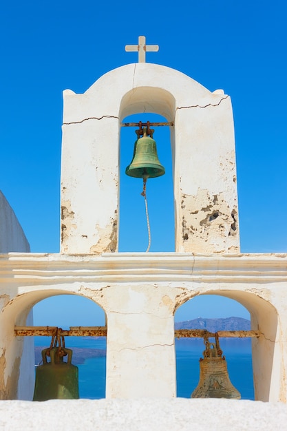 Foto antiguo campanario de la iglesia ortodoxa griega en santorini, grecia