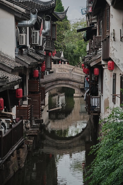 Foto el antiguo canal de agua de la ciudad