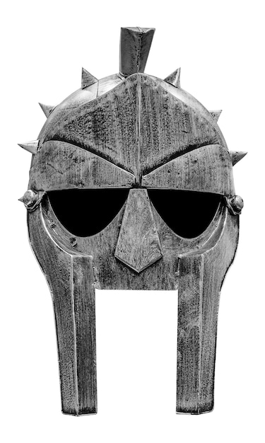 Antiguo casco romano aislado en fondo blanco con camino de recorte