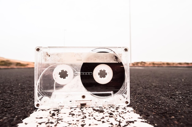 Foto antiguo casete de música retro en la carretera de asfalto