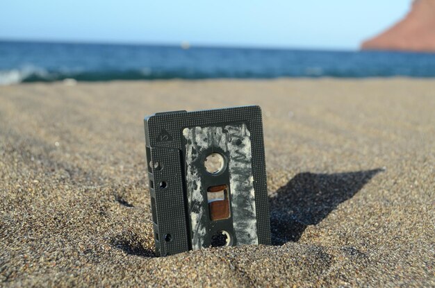 Antiguo cassette de música retro en la arena