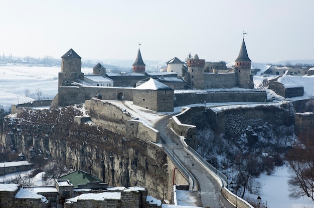 Antiguo castillo de Kamenets-Podolsky en un día de invierno. Ucrania