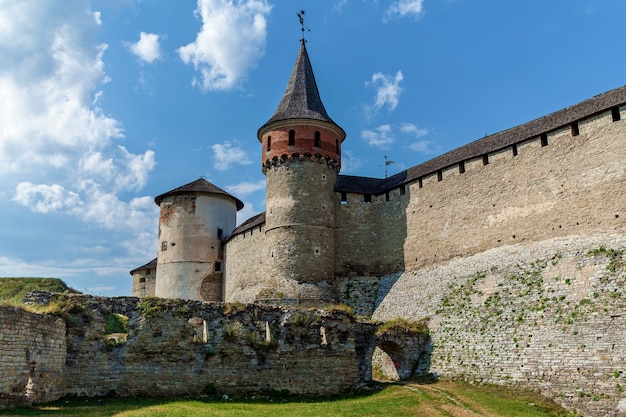 El antiguo castillo medieval de la ciudad de KamenetzPodolsky uno de los monumentos históricos de Ucrania