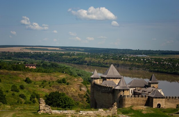 Antiguo castillo medieval en la ciudad de khotyn por la tarde en verano