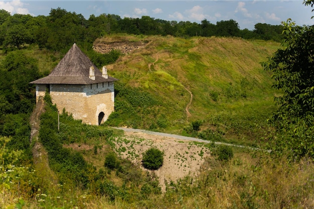 Antiguo castillo medieval con el telón de fondo de un campo verde en verano