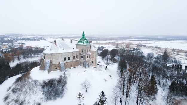 Antiguo castillo de Olesky en Ucrania vista aérea en invierno con nieve