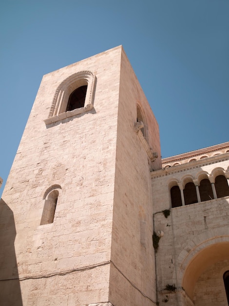 Un antiguo castillo y las paredes de piedra en Italia