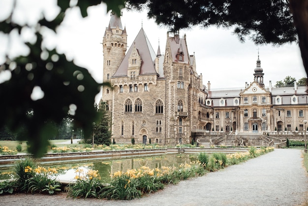 Antiguo castillo polaco en el pueblo de moszna