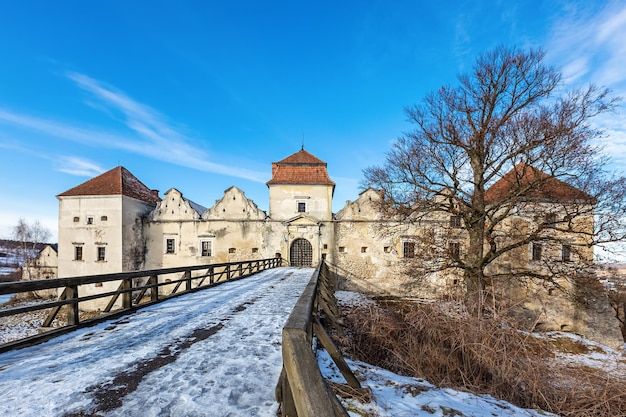 El antiguo castillo de Svirzh en el pueblo de Svirzh en el oeste de Ucrania en invierno.