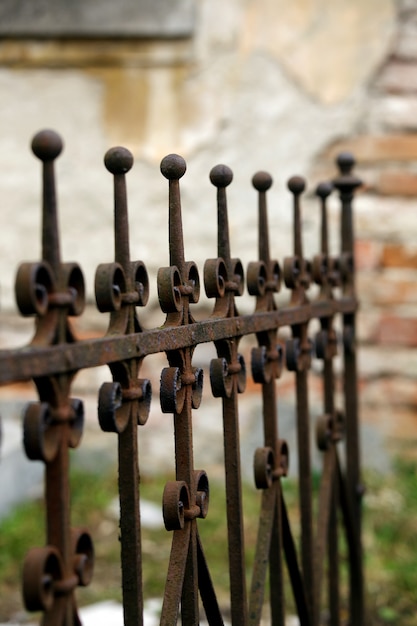 Un antiguo cementerio judío con símbolos religiosos.