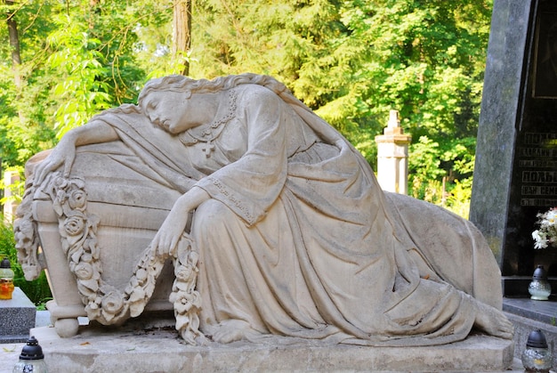 Antiguo cementerio Lychakivskyj ver la ciudad de Lviv Ucrania