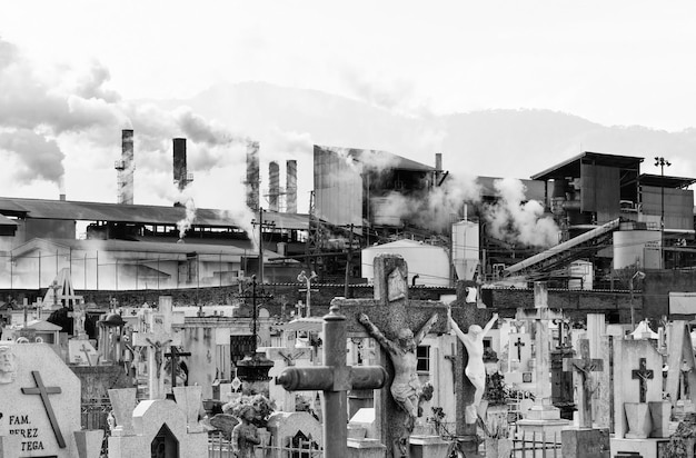 Antiguo cementerio o panteón en la parte trasera de la fábrica.