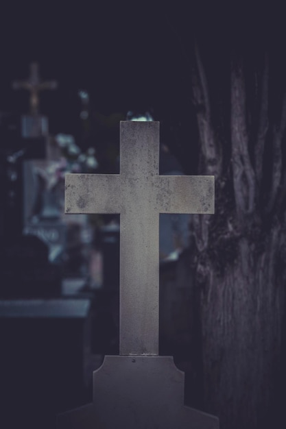 antiguo cementerio con tumbas en lugar santo español