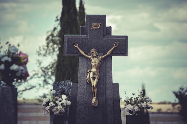 antiguo cementerio con tumbas en lugar santo español