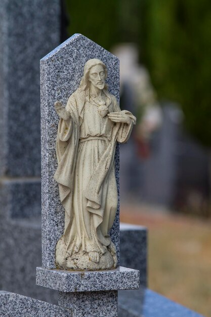 antiguo cementerio con tumbas en lugar santo español