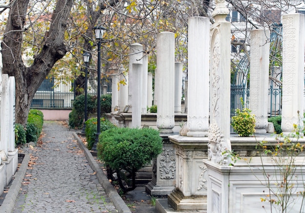 Antiguo cementerio con tumbas de mármol y tumba de Mahmud II en Estambul