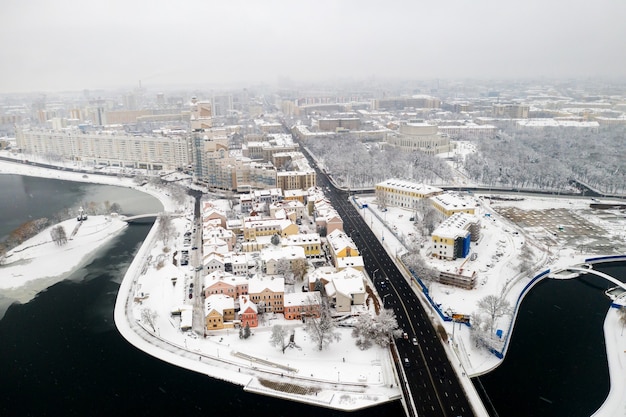 Antiguo centro nevado de Minsk desde una altura. El suburbio de Trinity. Bielorrusia.