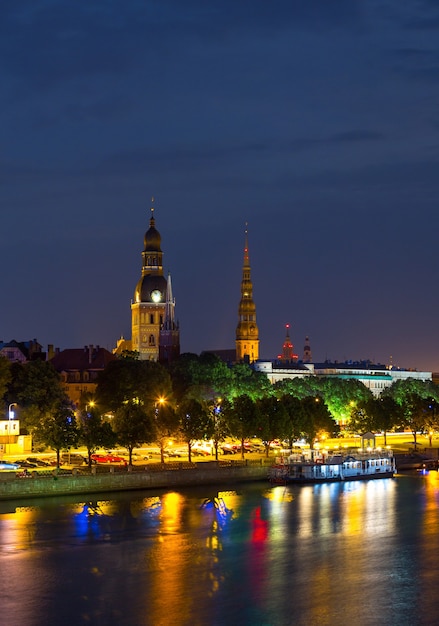 Antiguo centro de Riga, Letonia en la noche
