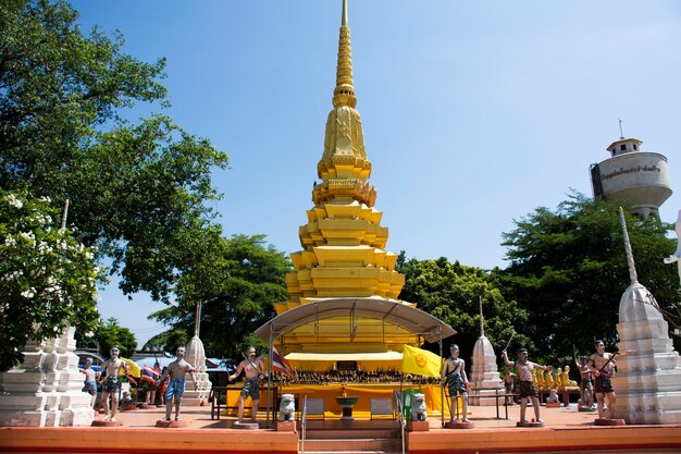 Antiguo chedi antigua estupa para la gente tailandesa viaja visita y respeto rezando bendición deseo culto de misterio en el templo Wat See Roy o Si Roi en Wiset Chai Chan el 6 de junio de 2023 en Ang Thong Tailandia