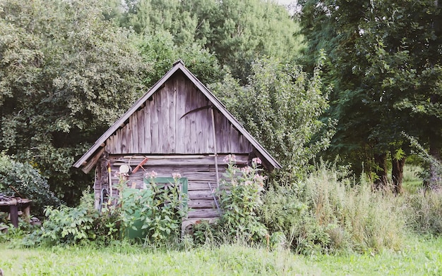 Antiguo cobertizo de madera en el pueblo Edificios agrícolas