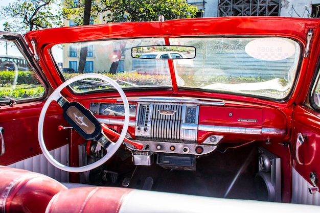 Antiguo coche descapotable rojo en un día soleado