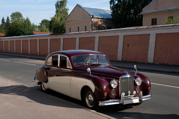 Antiguo coche Jaguar Vintage estacionado en una calle de la ciudad