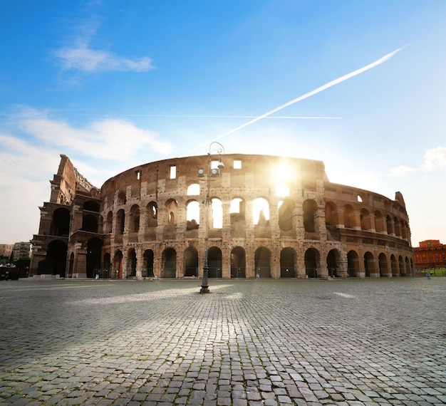 Antiguo Coliseo en Roma cerca del Foro Romano