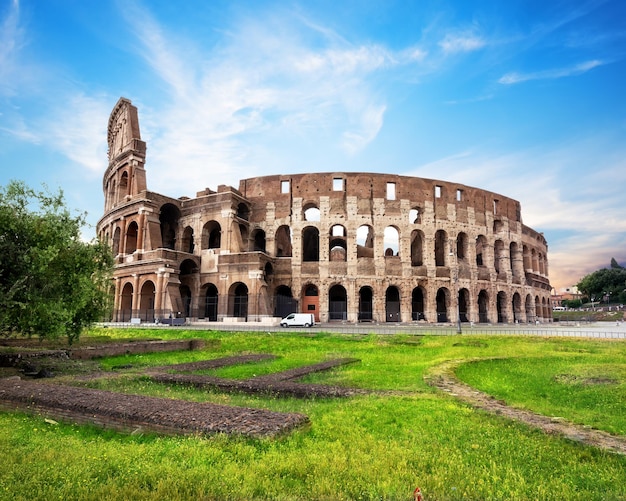 Antiguo Coliseo en Roma cerca del Foro Romano