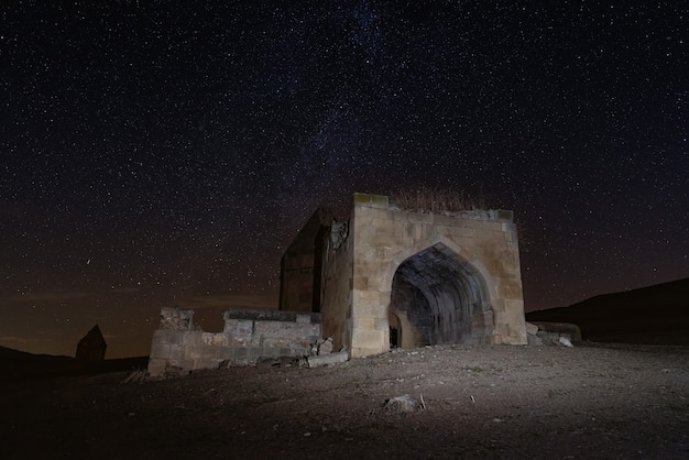 Antiguo complejo de mausoleos históricos del siglo XVI en la noche estrellada. Distrito de la ciudad de Shemakhy, Azerbaiyán