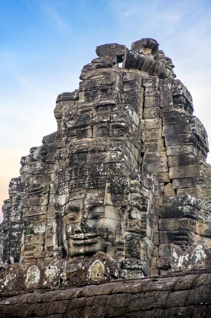 El antiguo complejo del templo de Bayon en el centro de Angkor Thom en Camboya