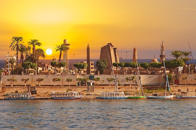 Antiguo complejo de templos egipcios Luxor Karnak Vista de las ruinas del río Nilo por la UNESCO