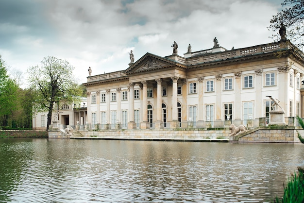 Antiguo conjunto de palacio y parque de Lazienki en Varsovia, Polonia