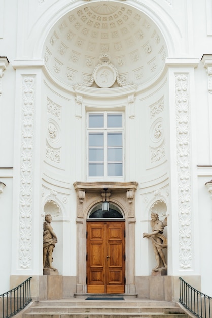 Foto antiguo conjunto de palacio y parque de lazienki en varsovia, polonia