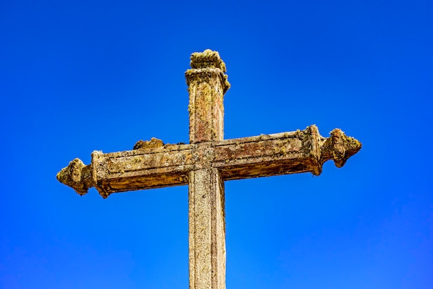 Antiguo crucifijo barroco deteriorado por el tiempo en Lavras Novas Minas Gerais