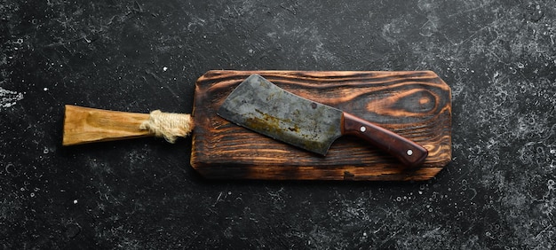 Antiguo cuchillo de cocina sobre fondo de piedra negra Vista superior Espacio libre para texto