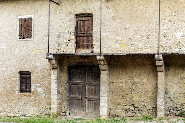 Antiguo edificio abandonado en el valle de los lagos en la provincia de Trento