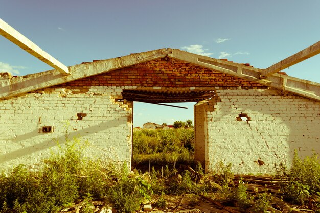 Foto antiguo edificio abandonado vintage en ruinas, desalojos y abandono