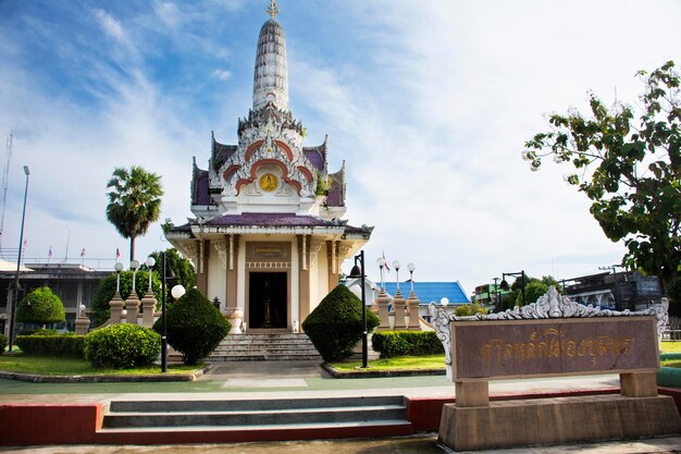 Antiguo edificio del antiguo santuario del pilar de la ciudad de Chumphon para los viajeros tailandeses que visitan los viajes y respetan la oración de bendición deseo misterio mito antigua deidad ángel el 11 de octubre de 2023 en Chumphon Tailandia