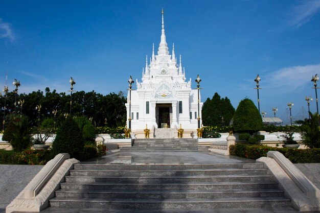 Antiguo edificio del antiguo santuario del pilar de la ciudad de Suratthani para los viajeros tailandeses que visitan los viajes y respetan la bendición de oración, desean el mito del misterio sagrado a la adoración de los ángeles de la antigua deidad en Surat Thani, Tailandia