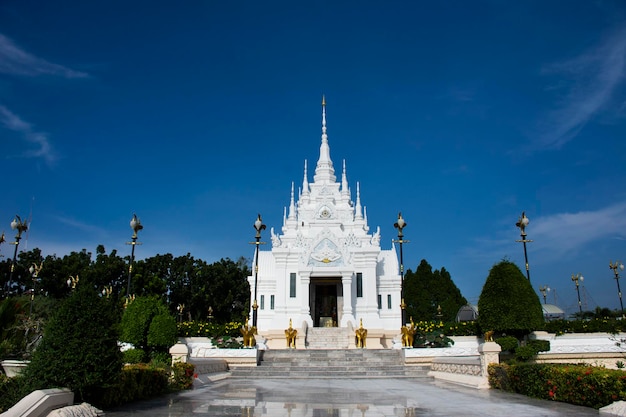 Antiguo edificio del antiguo santuario del pilar de la ciudad de Suratthani para los viajeros tailandeses que visitan los viajes y respetan la bendición de oración, desean el mito del misterio sagrado a la adoración de los ángeles de la antigua deidad en Surat Thani, Tailandia