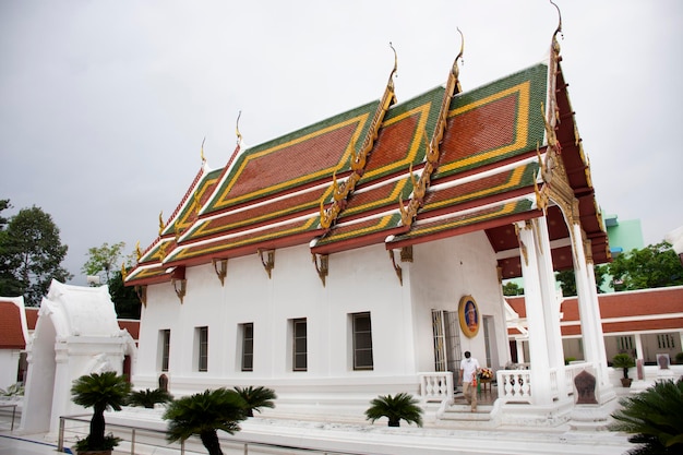 Antiguo edificio antiguo ubosot para los viajeros tailandeses que viajan visitan y respetan la oración de Buda que bendice la adoración sagrada del templo Wat Bot Bon en Bang Kruai el 20 de marzo de 2022 en Nonthaburi Tailandia