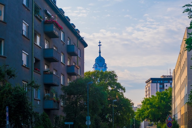 Antiguo edificio de apartamentos en la ciudad de Bratislava, con la famosa Iglesia Azul al fondo,