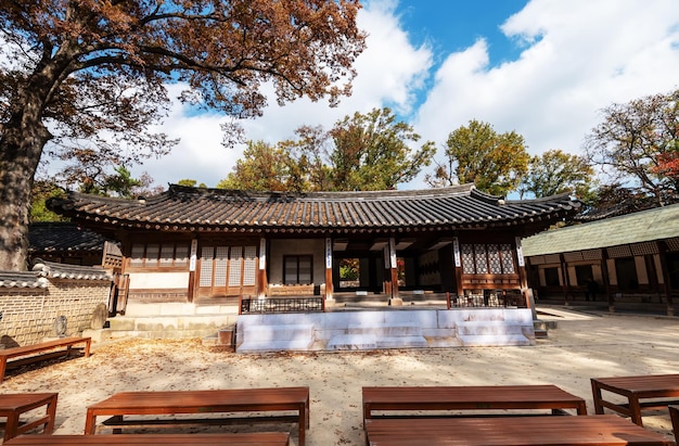 Antiguo edificio de la biblioteca en el Palacio Changdeokgung en otoño