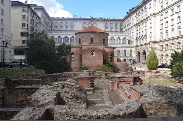 Foto antiguo edificio contra el cielo