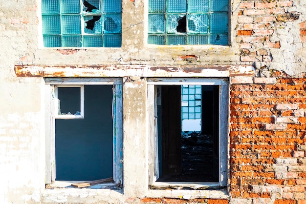 Antiguo edificio destruido grunge con ventanas