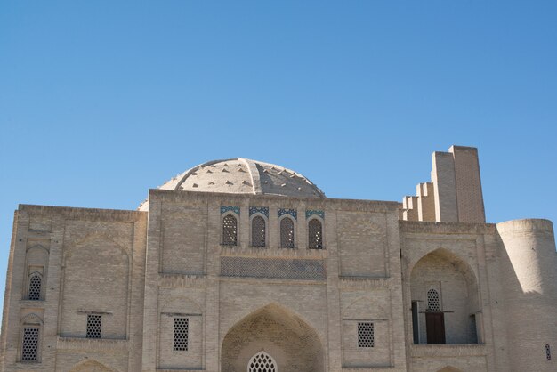 Antiguo edificio histórico con arco y cúpula. Edificios antiguos de Asia medieval. Bukhara, Uzbekistán