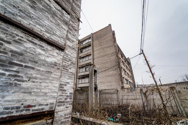 Antiguo edificio industrial para demolición Exterior de edificio abandonado